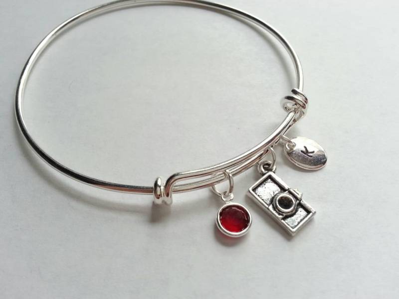 Silber Kamera Armband, Verstellbare Armreif, Swarovski Birthstone, Von Hand Gestempelt Initial, Fotograf von evilqueenjewelry