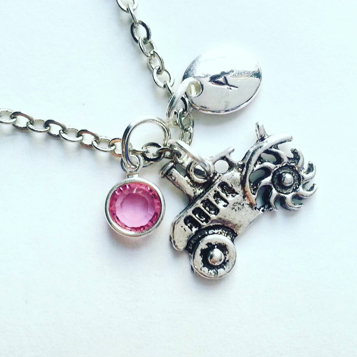 Traktor Halskette, Silber Personalisiert, Handgestempelte Initiale, Echter Swarovski Geburtsstein, Individuelle Länge von evilqueenjewelry
