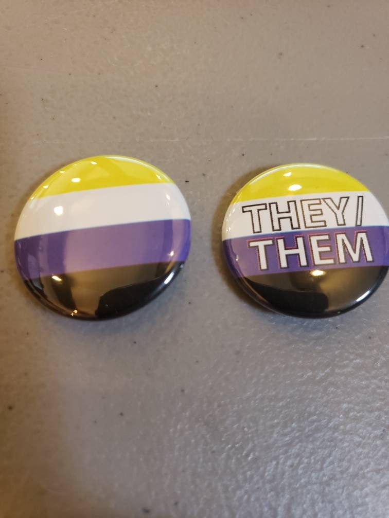 Non Binary Flag Button 3cm von evoLbuttons