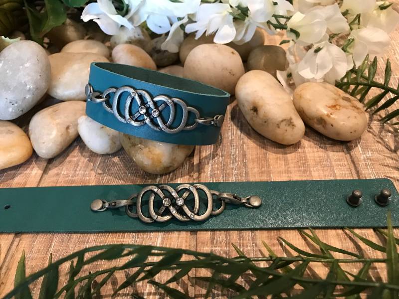 Double Infinity Türkis Leder Armreif von evolutionStudioShop
