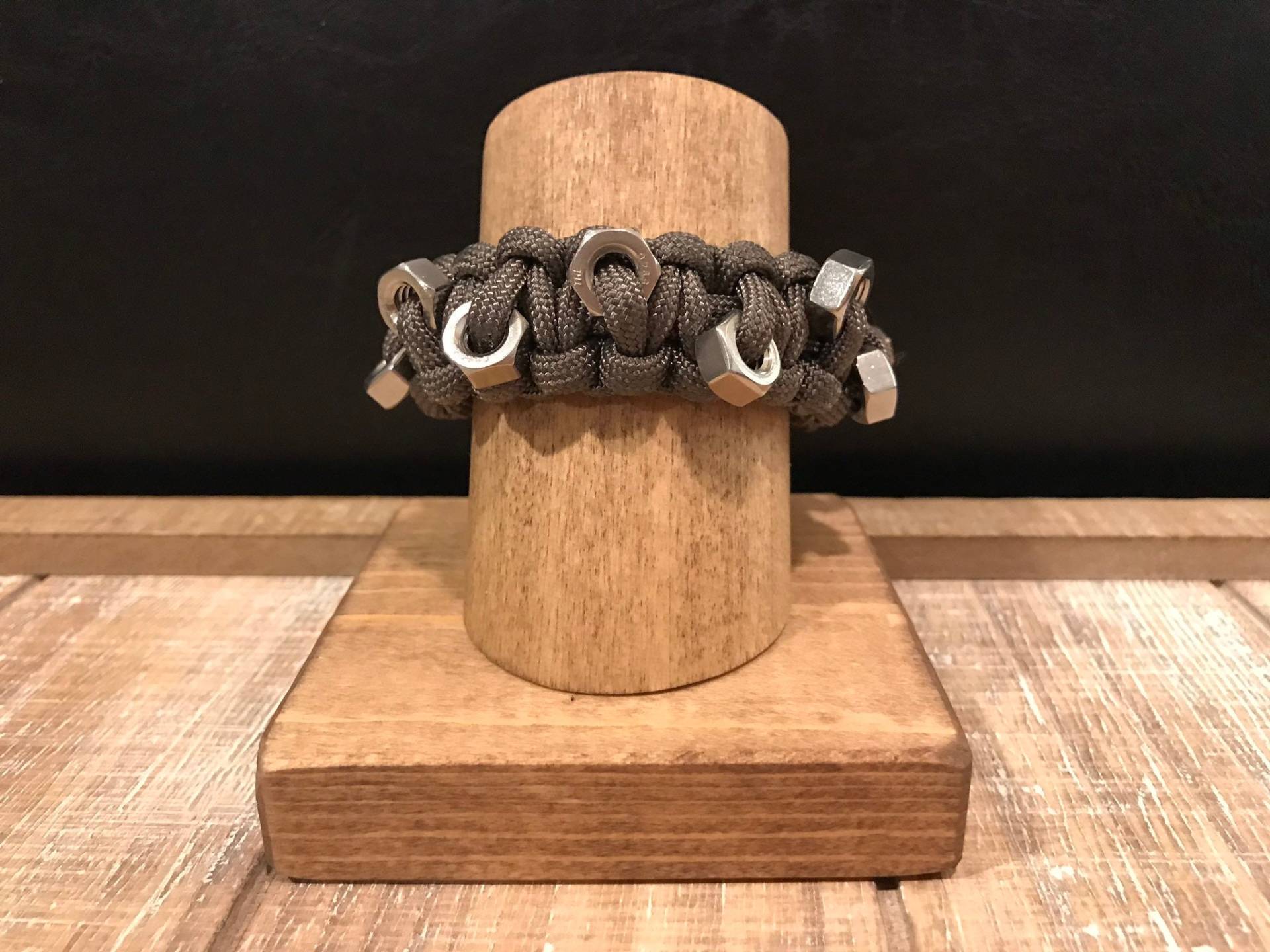 Kleines Dunkelgraues Edelstahl Hex Nuts Paracord Armband von evolutionStudioShop