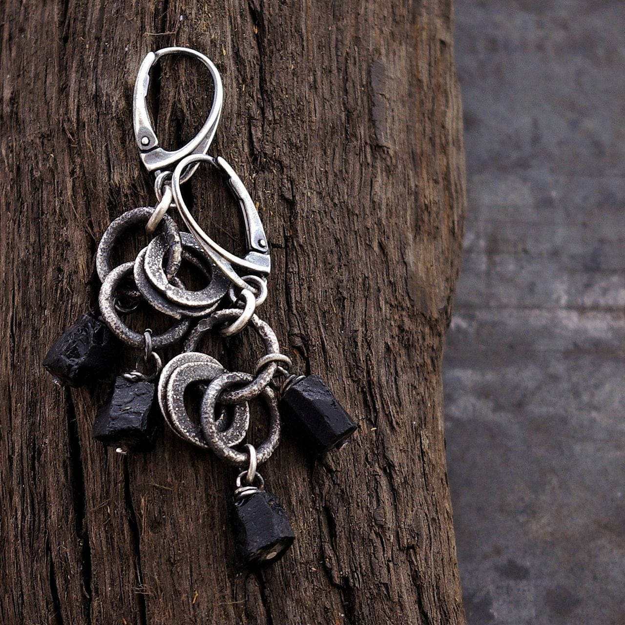 Schwarzer Turmalin Oxidierte Silber Kreis Ohrringe - Gebürstet von ewalompe