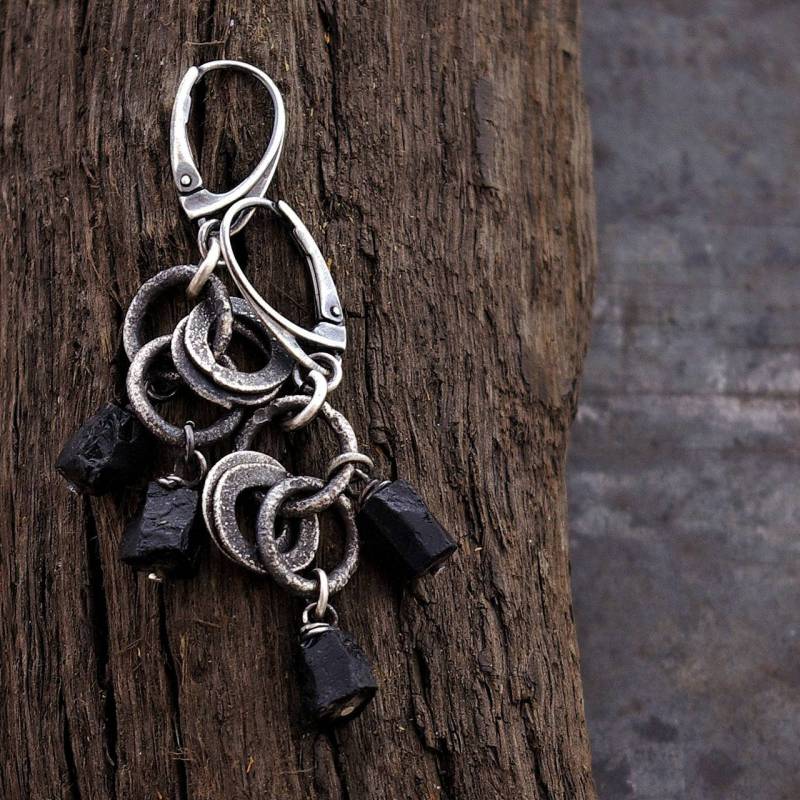 Schwarzer Turmalin Oxidierte Silber Kreis Ohrringe - Gebürstet von ewalompe