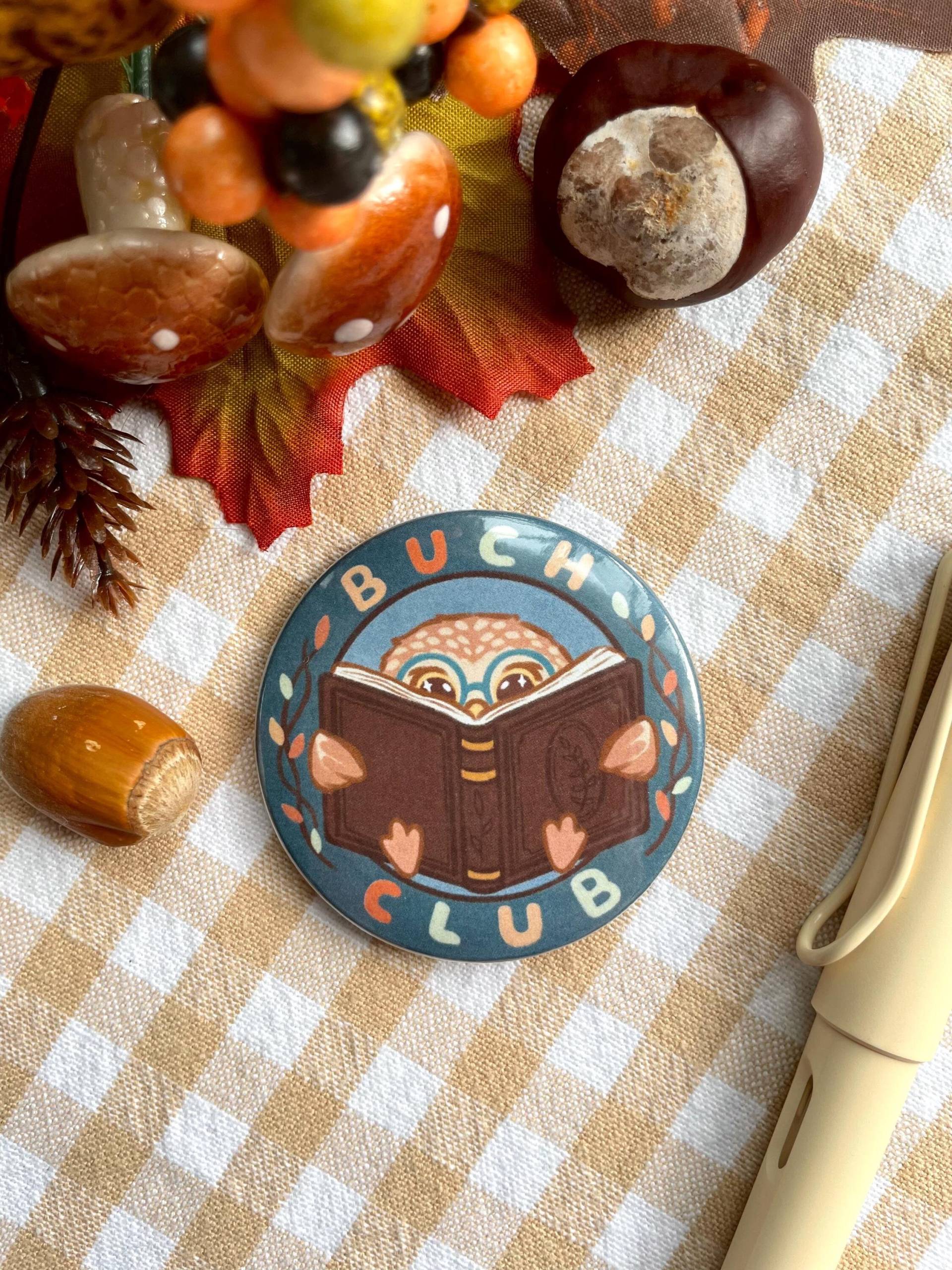 Buch Club Button - Niedlicher Bio-Ansteck-Button Mit Lesender Eule Für Buchliebhaber Buch Club Button - Niedlicher Bio-Ansteck-Button Mit Lesender Eule Für Buchliebhaber von exozetart
