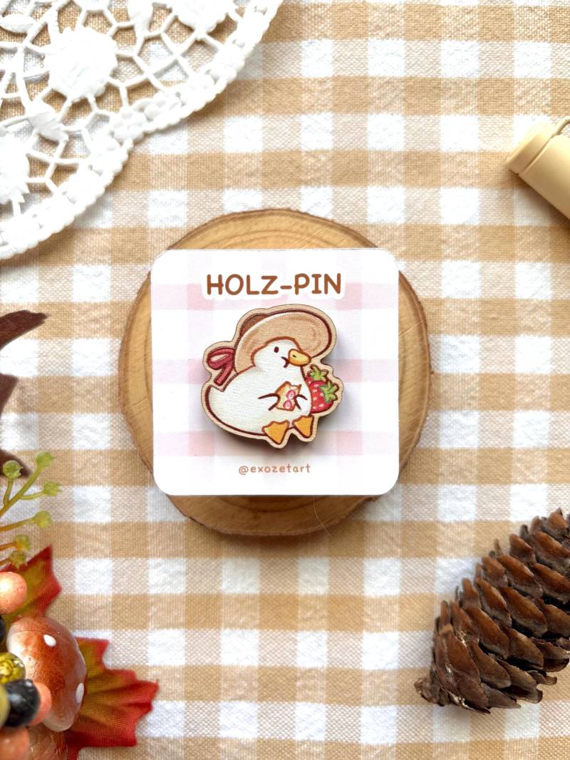 Ente Mit Strawberry Sando Holz-Pin - Pin Aus Holz Anstecker Accessoire Cute Duck Wooden Ente Mit Strawberry Sando Holz-Pin - Pin Aus Holz Anstecker Accessoire Cute Duck Wooden von exozetart