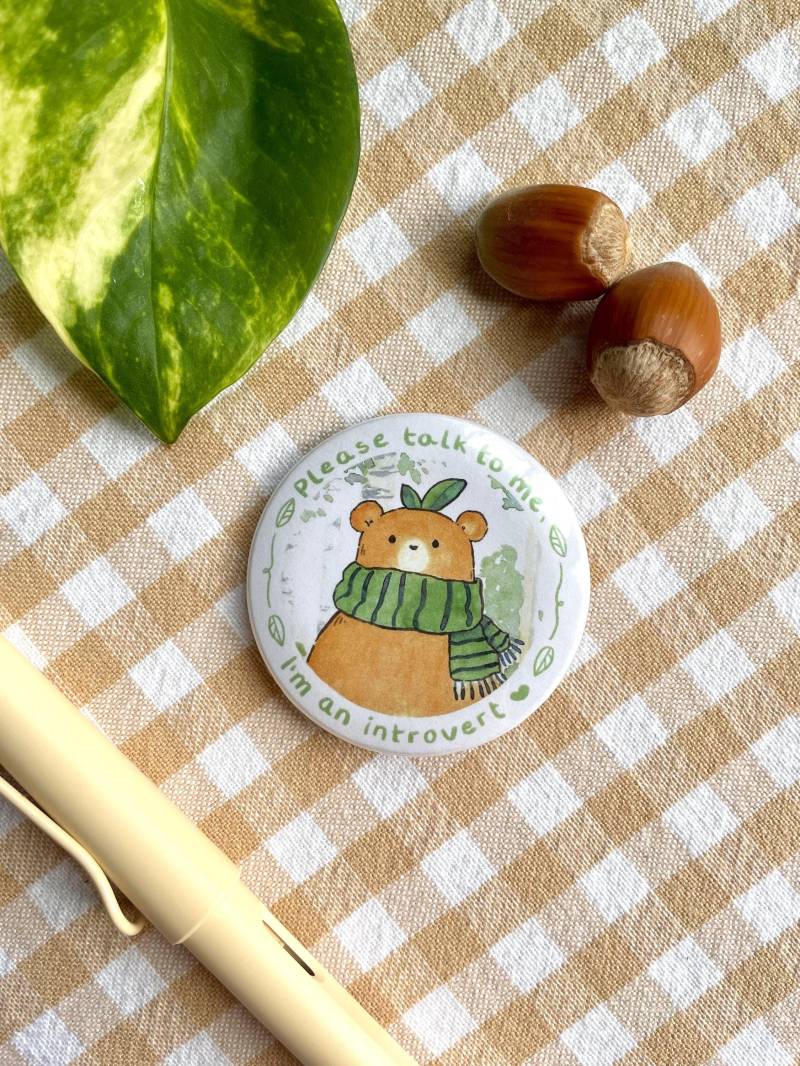 Introvertierter Bär Button - Niedlicher Bio-Ansteck-Button "Please Talk To Me, I'm An Introvert" von exozetart