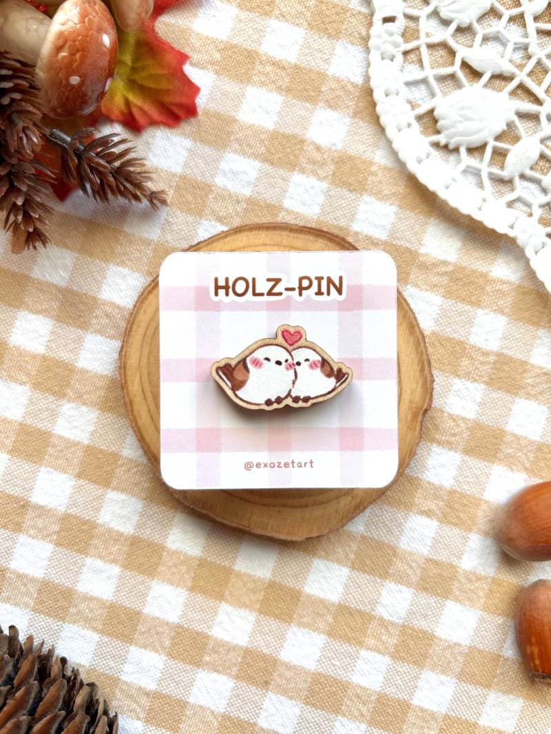 Niedlicher Vogelpärchen Holz-Pin - Pin Aus Holz Anstecker Accessoire Cute Bird Couple Wooden Niedlicher Vogelpärchen Holz-Pin - Pin Aus Holz Anstecker Accessoire Cute Bird Couple Wooden von exozetart