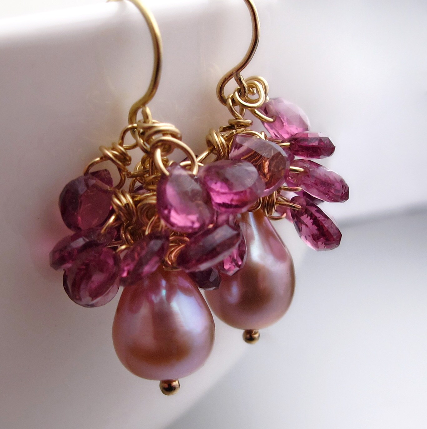 18 K Solid Gold Granat Und Perle Ohrringe 18 K Solid Gold Granat Und Perle Ohrringe von exquiscustomjewelry