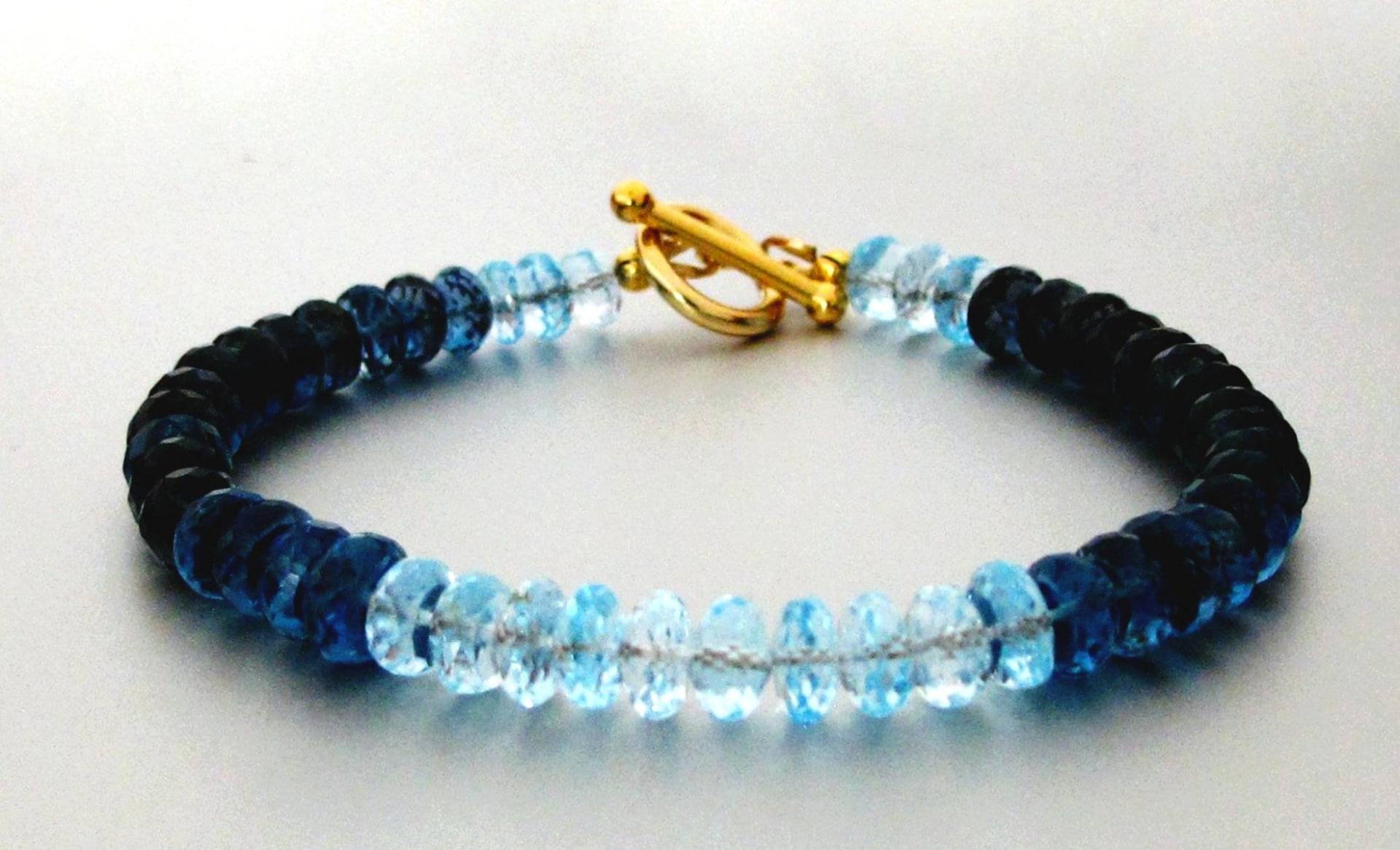 18K London Blautopas Und Schweizer Armband, Gold Armband - Erhältlich in 18K Weiß- Oder Gelbgold 18K London Blautopas Und Schweizer Armband, Gold Armband - Erhältlich in 18K Weiß- Oder Gelbgold von exquiscustomjewelry