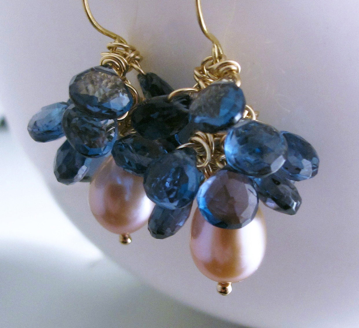 18K London Blue Topas Und Perle Cluster Ohrringe - Erhältlich in 18 K Weiß Oder Gelb Gold 18K London Blue Topas Und Perle Cluster Ohrringe - Erhältlich in 18 K Weiß Oder Gelb Gold von exquiscustomjewelry