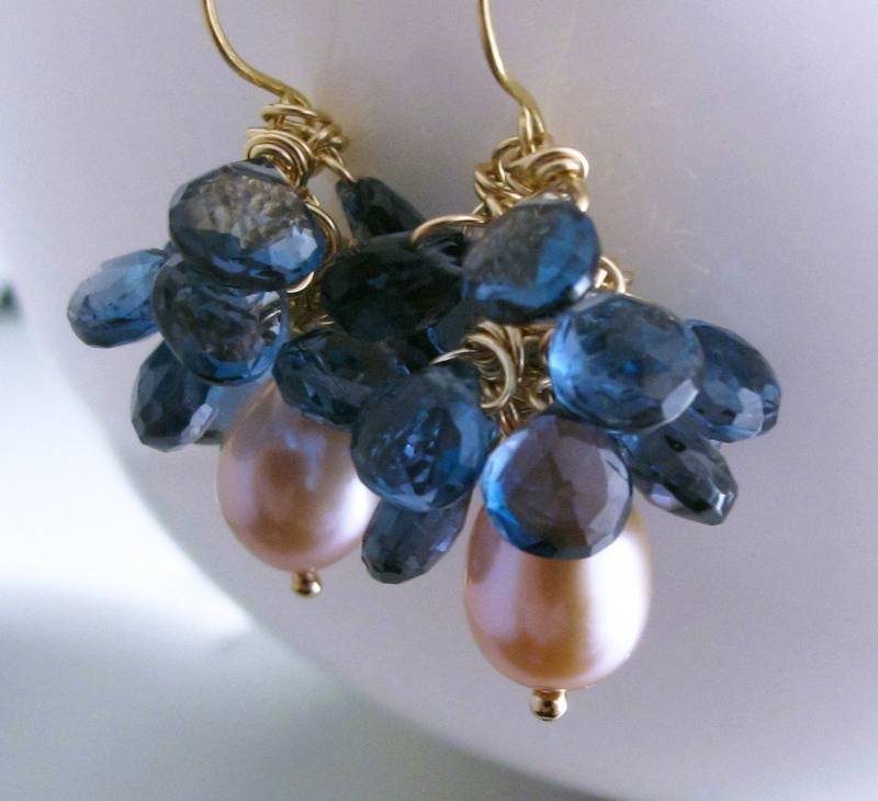 18K London Blue Topas Und Perle Cluster Ohrringe - Erhältlich in 18 K Weiß Oder Gelb Gold 18K London Blue Topas Und Perle Cluster Ohrringe - Erhältlich in 18 K Weiß Oder Gelb Gold von exquiscustomjewelry