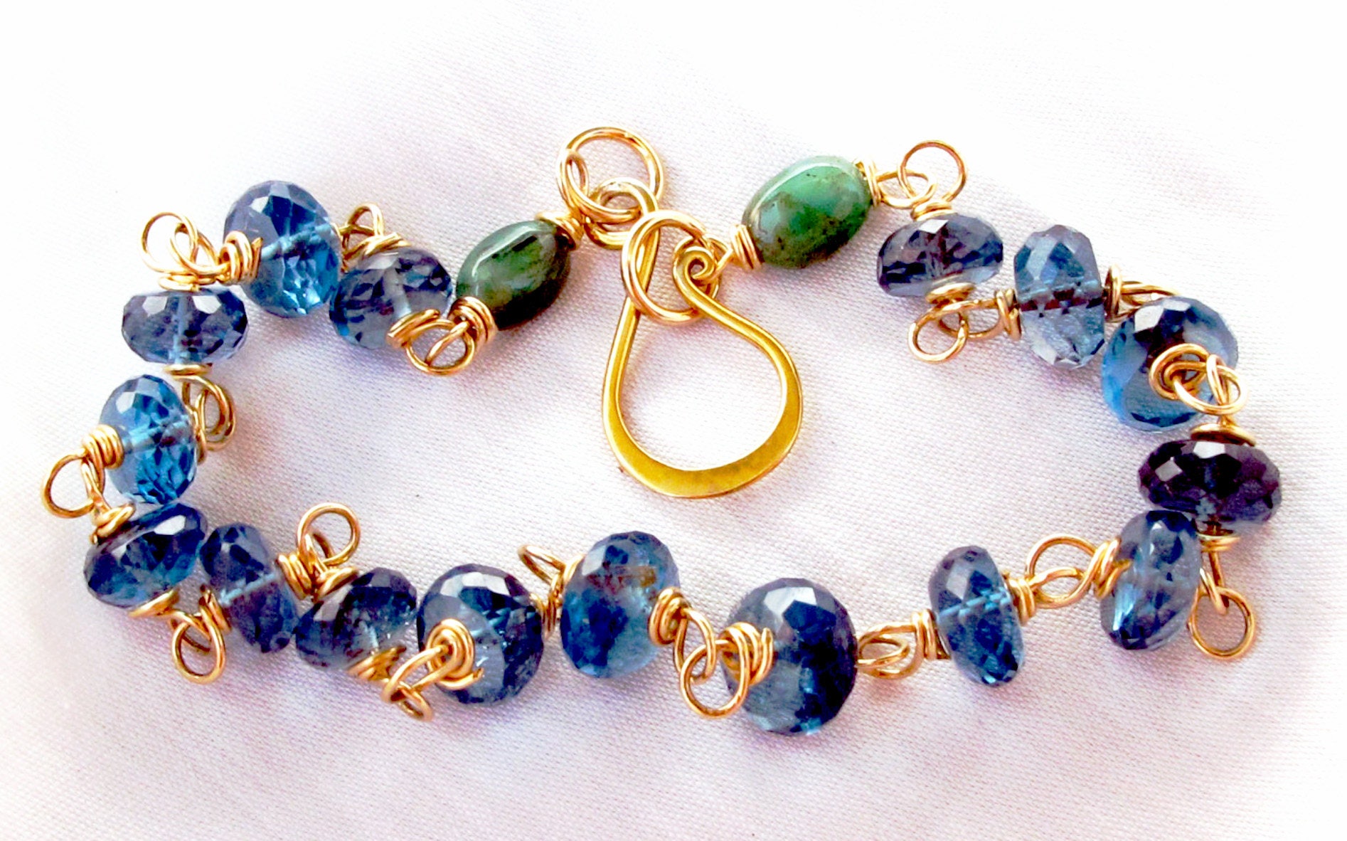 18K Solid Gold London Blue Topas Und Smaragd-Armband 18K Solid Gold London Blue Topas Und Smaragd-Armband von exquiscustomjewelry