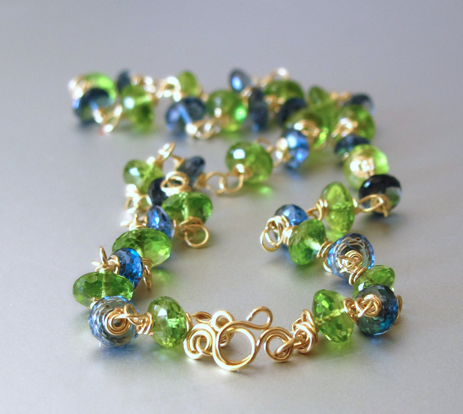 Wasserfall - 18K Solid Gold London Blautopas Und Peridot Halskette Wasserfall - 18K Solid Gold London Blautopas Und Peridot Halskette von exquiscustomjewelry