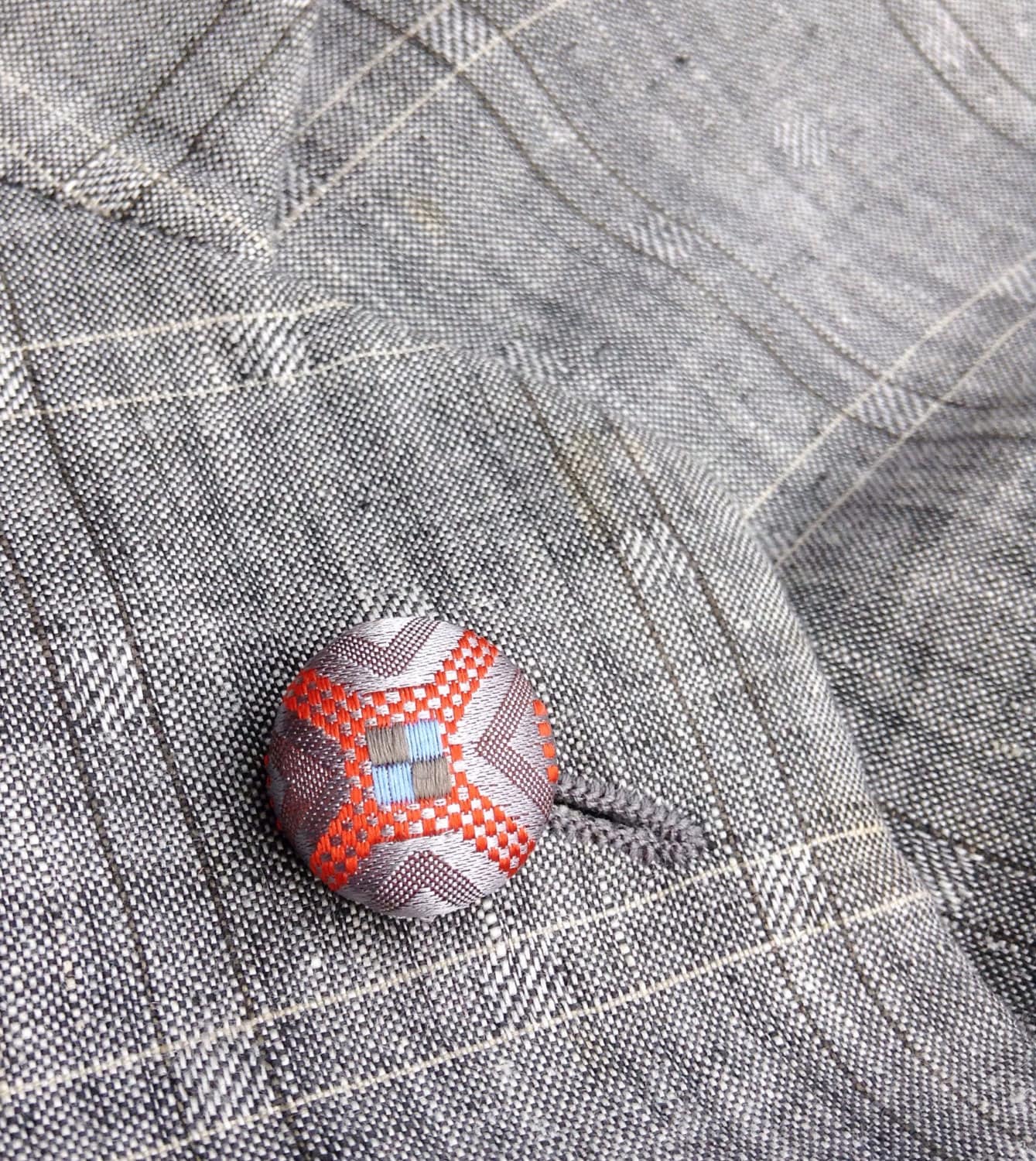 Benutzerdefinierte Revers Pins Herren Anstecknadel Hochzeit Grau Orange Seide Knopf Boutonniere Groomsman Geschenke Für Männer Freund Unter 20 von exquisitelapel