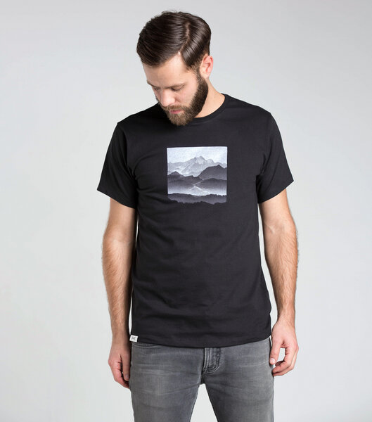 [eyd] humanitarian clothing T-Shirt "MOUNTAINS" von [eyd] humanitarian clothing
