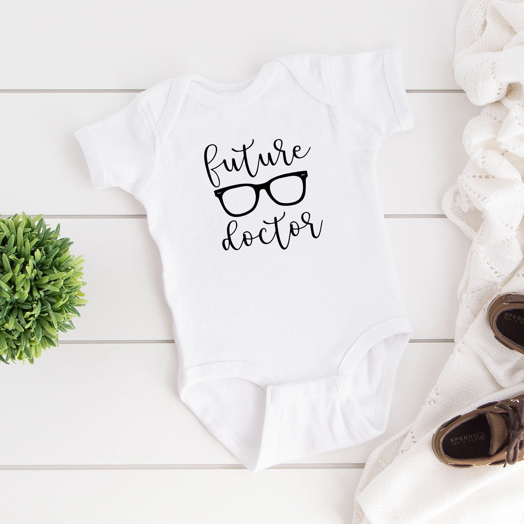 Future Doctor Eyeglasses Onesie | Optometrist, Optiker, Augenarzt, Ophthalmic Tech, Rep, Optometry Student, Opto Baby Future Doctor Eyeglasses Onesie | Optometrist, Optiker, Augenarzt, Ophthalmic Tech, Rep, Optometry Student, Opto Baby von eyelovelifedesigns
