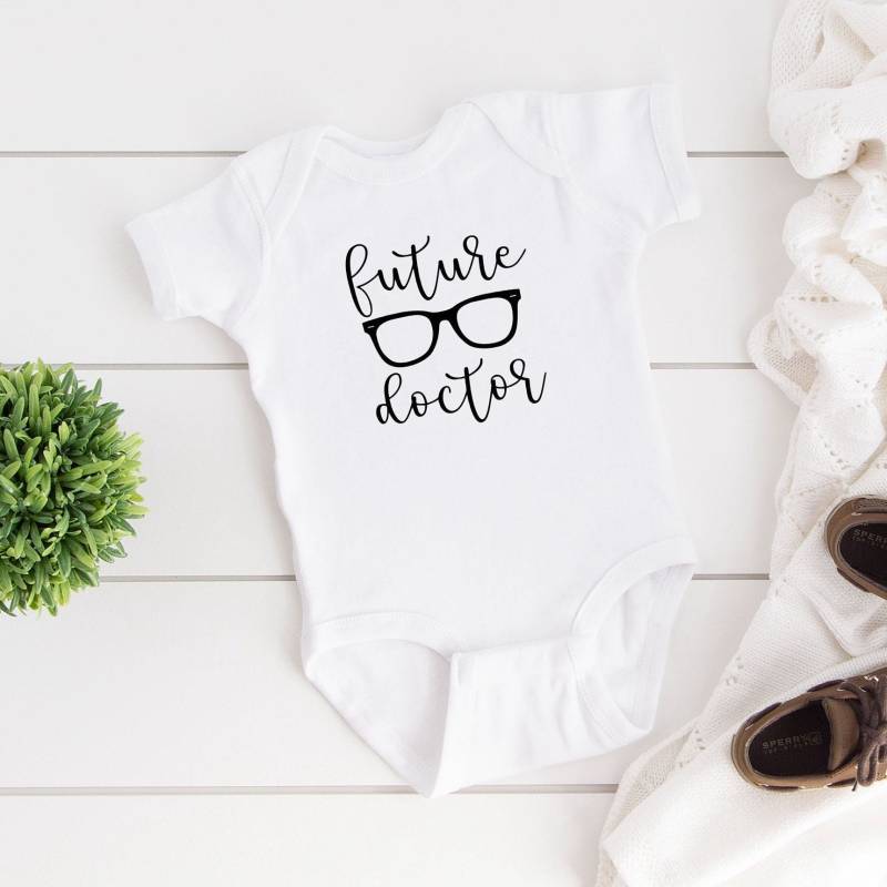 Future Doctor Eyeglasses Onesie | Optometrist, Optiker, Augenarzt, Ophthalmic Tech, Rep, Optometry Student, Opto Baby Future Doctor Eyeglasses Onesie | Optometrist, Optiker, Augenarzt, Ophthalmic Tech, Rep, Optometry Student, Opto Baby von eyelovelifedesigns