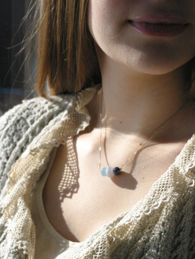 Beruhigende Blaue Trio-Kette. Saphir, Aquamarin Und Blaue Spitze Achat Multi Edelstein, Hügel Tribe Silber, Semi Precious, Chakra, Birthstone Beruhigende Blaue Trio-Kette. Saphir, Aquamarin Und Blaue Spitze Achat Multi Edelstein, Hügel Tribe Silber, Semi Precious, Chakra, Birthstone von eyevibe