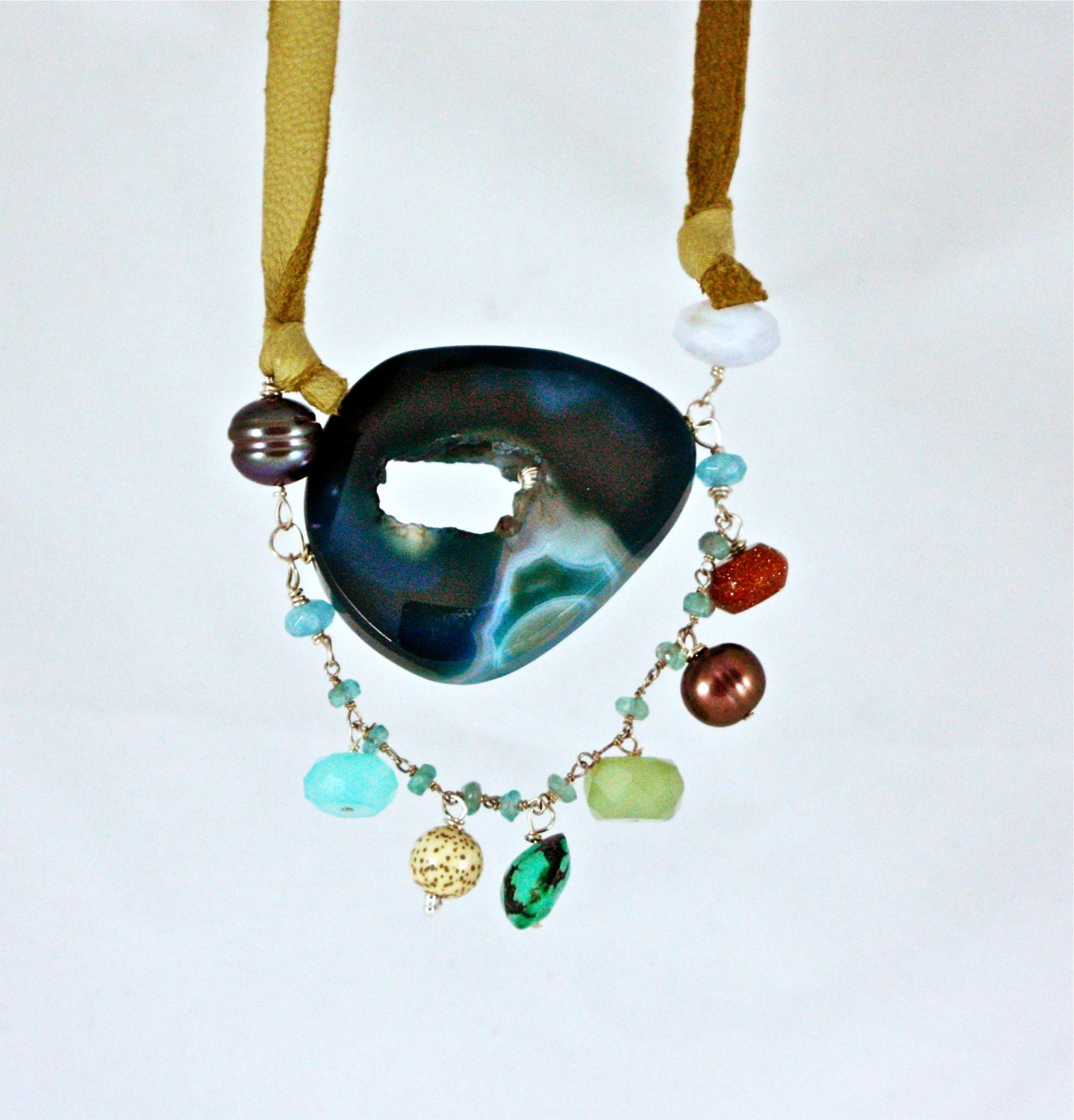 Blue Druzy Achat Und Ein Meer Von Edelsteine Halskette. Aquamarin, Chalcedon, Türkis, Lotus-Samen, Goldstone Süsswasserperlen Auf Leder Blue Druzy Achat Und Ein Meer Von Edelsteine Halskette. Aquamarin, Chalcedon, Türkis, Lotus-Samen, Goldstone Süsswasserperlen Auf Leder von eyevibe