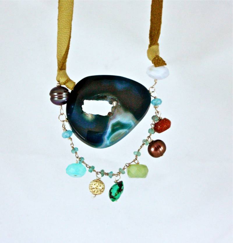 Blue Druzy Achat Und Ein Meer Von Edelsteine Halskette. Aquamarin, Chalcedon, Türkis, Lotus-Samen, Goldstone Süsswasserperlen Auf Leder Blue Druzy Achat Und Ein Meer Von Edelsteine Halskette. Aquamarin, Chalcedon, Türkis, Lotus-Samen, Goldstone Süsswasserperlen Auf Leder von eyevibe