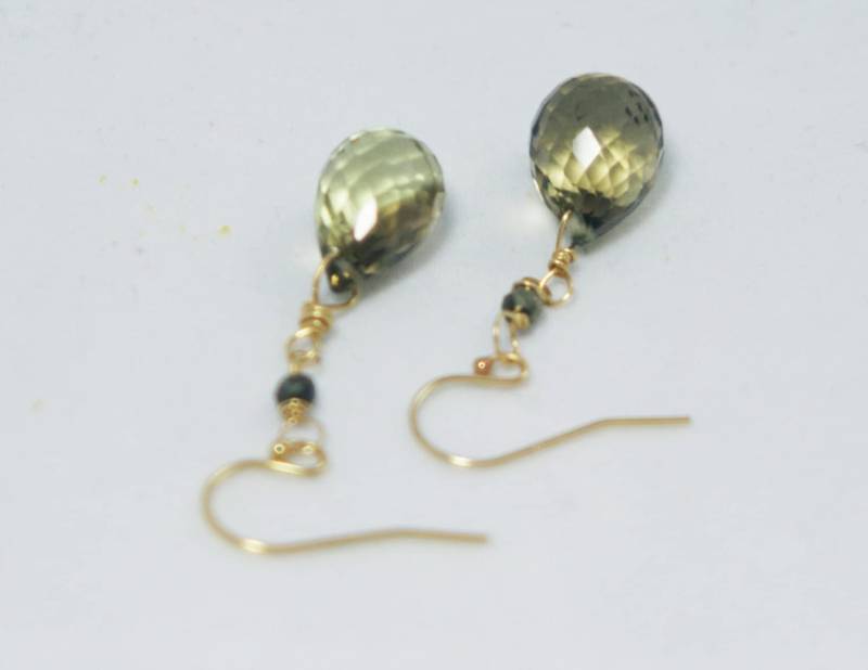 Harlekin Cut Grade Aaa Smokey Quartz Tear Drop Ohrringe Baumeln Aus Einem Pyrit Nugget Auf 14Kt Gold Französisch Drähte Harlekin Cut Grade Aaa Smokey Quartz Tear Drop Ohrringe Baumeln Aus Einem Pyrit Nugget Auf 14Kt Gold Französisch Drähte von eyevibe