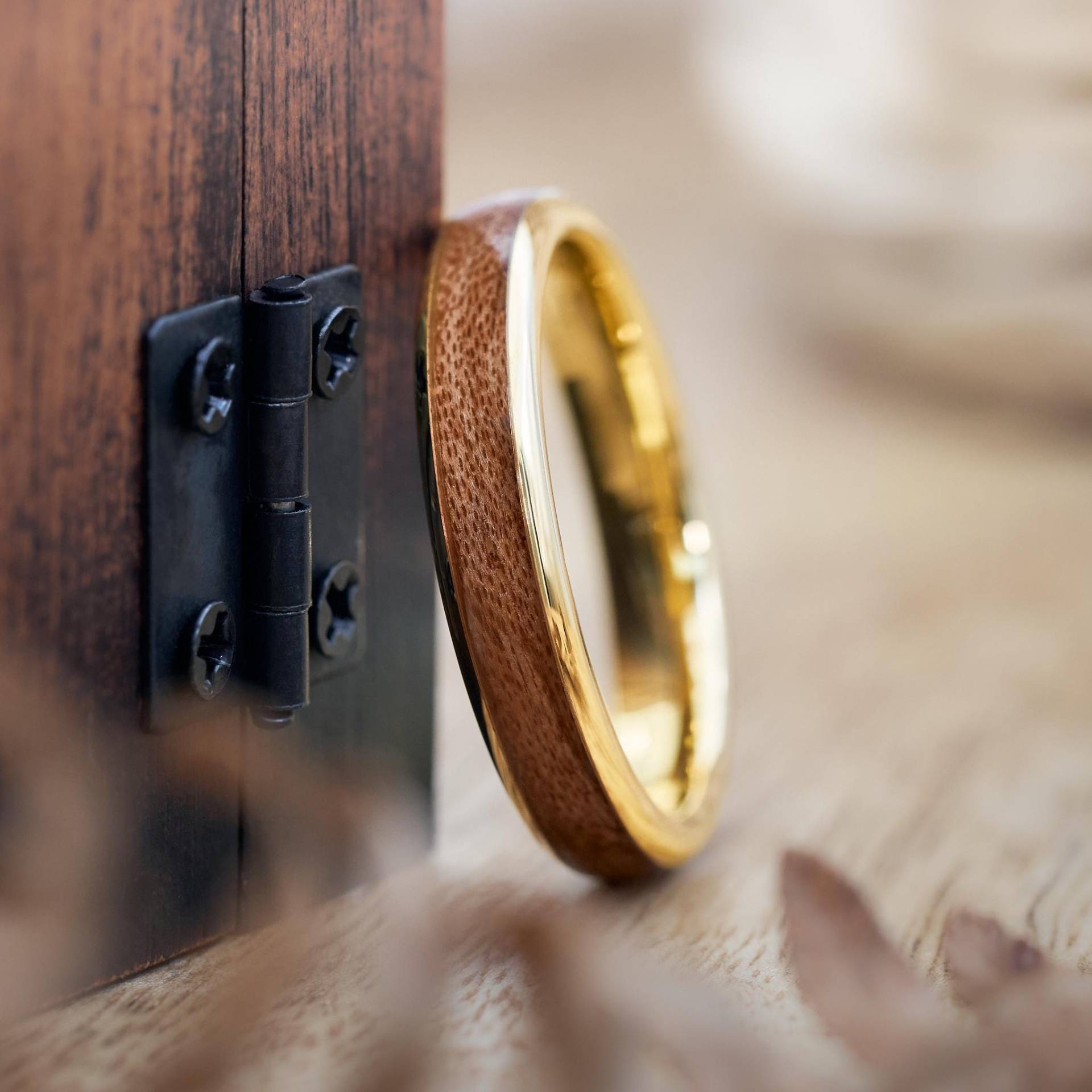 Elano Ring Gold 4 Mm Damen Holzring Wolfram Echtholz Wasserfest & Handgefertigt Ehering Trauring Verlobungsring Natur Unikat Schmuck von fablano