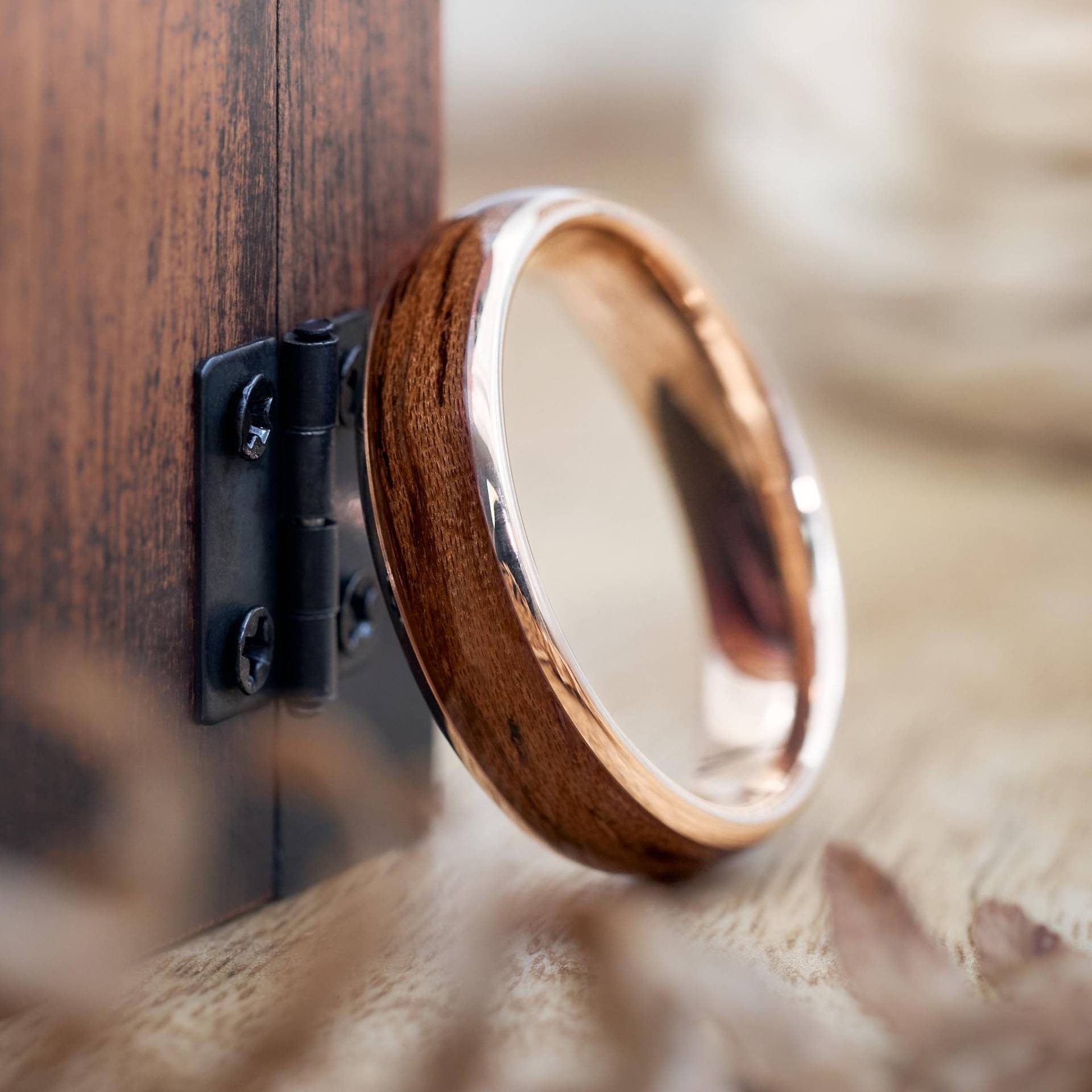 Elano Ring Roségold 6 Mm Holzring Wolfram Echtholz Wasserfest & Handgefertigt Ehering Trauring Verlobungsring Natur Unikat Schmuck von fablano