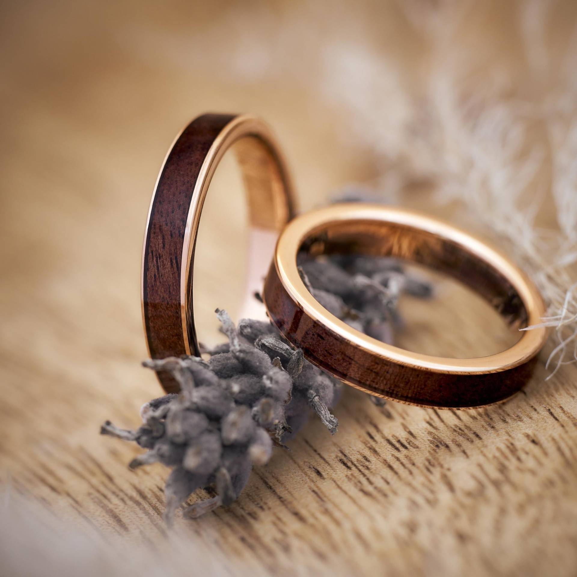 Holz Eheringe Roségold 4 Mm Handgefertigte Trauringe Wolfram & Walnussholz Wasserfest Und Nachhaltig Partnerringe Unikat Im Set von fablano