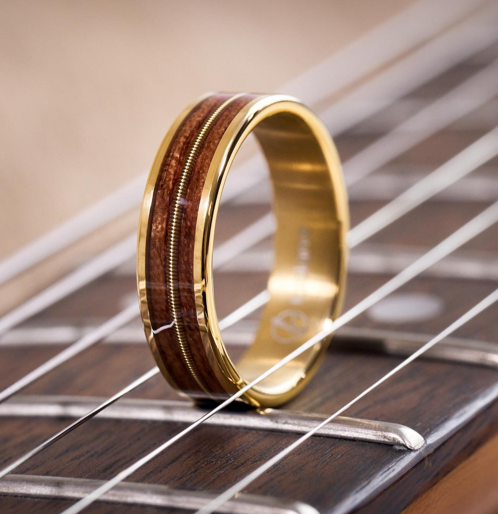 Holzring Herren & Damen - Holz Ring Gold Mit Gitarrensaite Musikerring Unikat Verlobungsring Ringe Frauen Und Männer von fablano