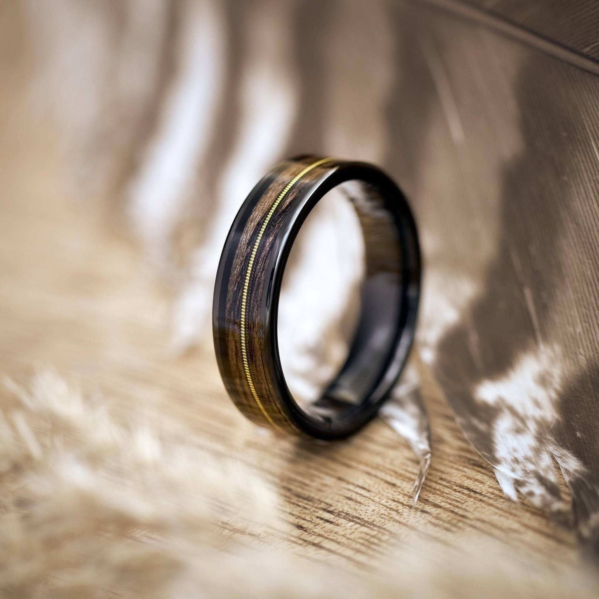 Holzring Herren & Damen - Holz Ring Schwarz Mit Gitarrensaite Musikerring Eheringe Verlobungsring Ringe Frauen Und Männer Holzring Herren & Damen - Holz Ring Schwarz Mit Gitarrensaite Musikerring Eheringe Verlobungsring Ringe Frauen Und Männer von fablano