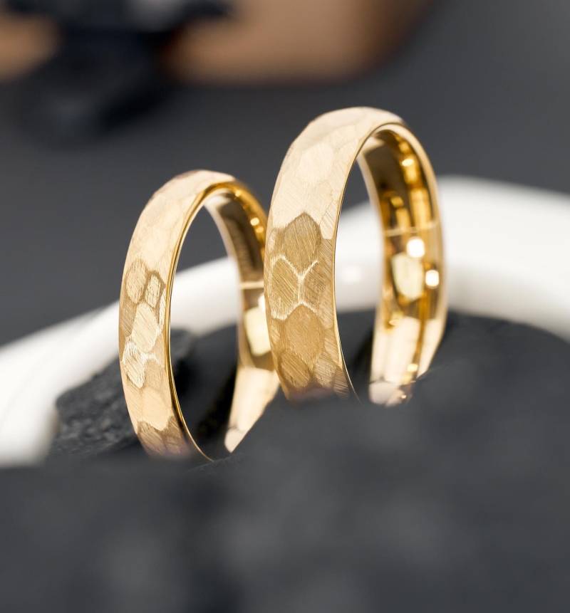 Luna Partnerringe Gold 3, 5 Mm & 5 Eheringe Wolfram Gehämmert Wasserfest Und Handgefertigt Trauringe Verlobungsringe Unikat Im Set von fablano