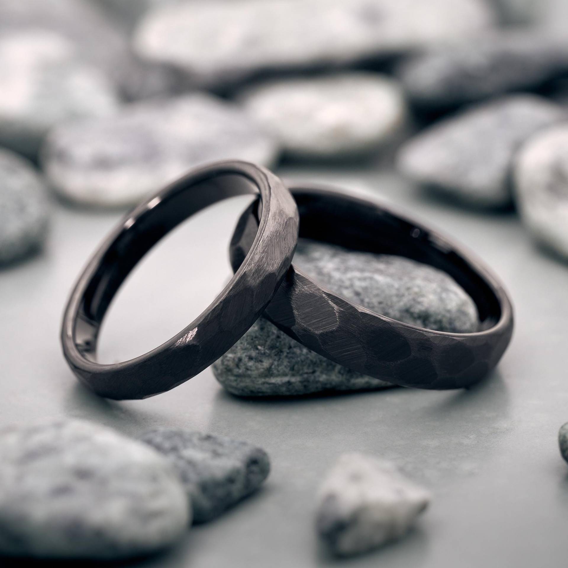 Luna Partnerringe Schwarz 3, 5 Mm & 5 Eheringe Wolfram Gehämmert Wasserfest Und Handgefertigt Trauringe Verlobungsringe Unikat Set von fablano