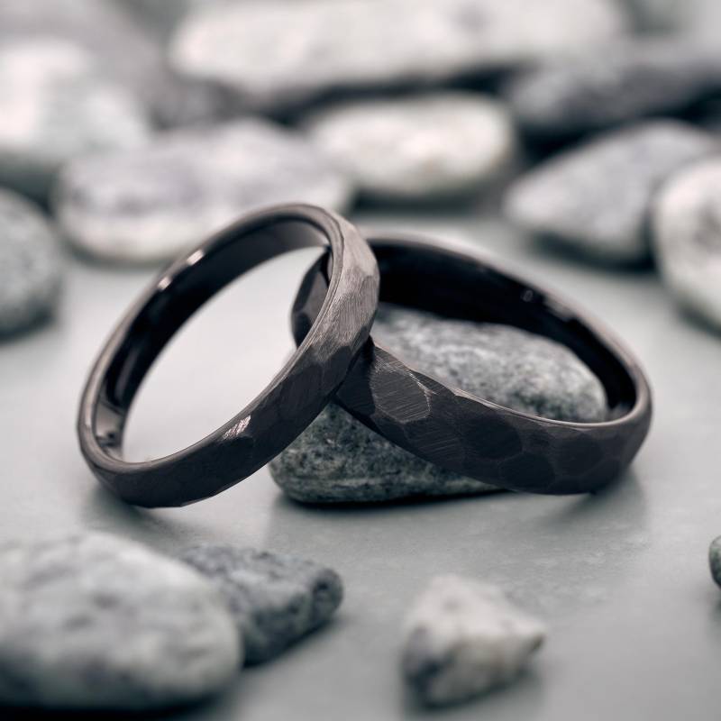 Luna Partnerringe Schwarz 3, 5 Mm & 5 Eheringe Wolfram Gehämmert Wasserfest Und Handgefertigt Trauringe Verlobungsringe Unikat Set von fablano