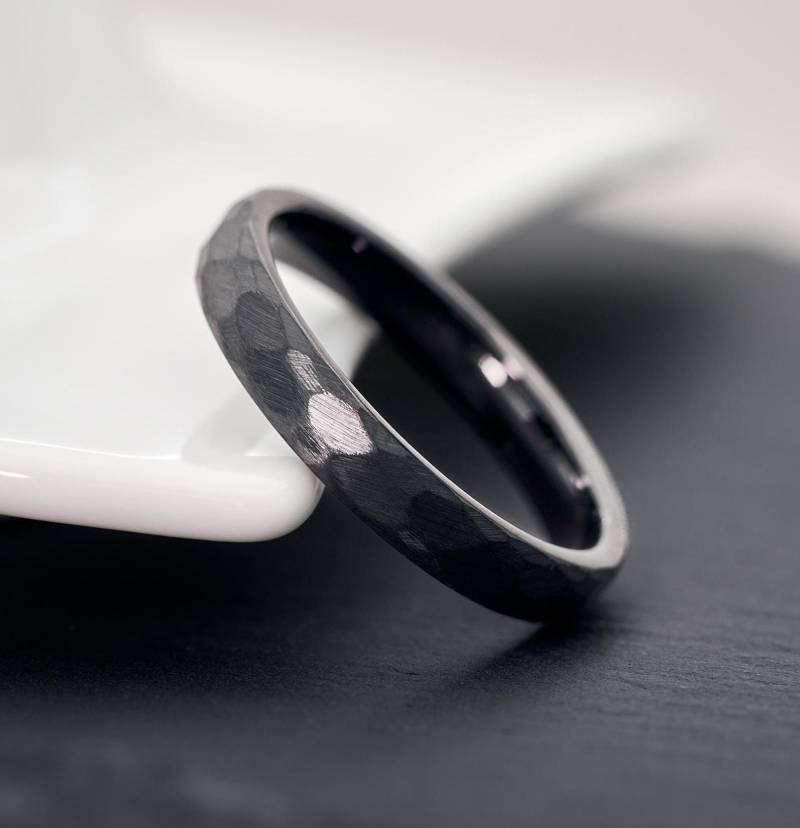 Luna Ring Schwarz 3, 5 Mm Damen Wolfram Gehämmert Wasserfest & Handgefertigt Ehering Trauring Verlobungsring Unikat Schmuck von fablano