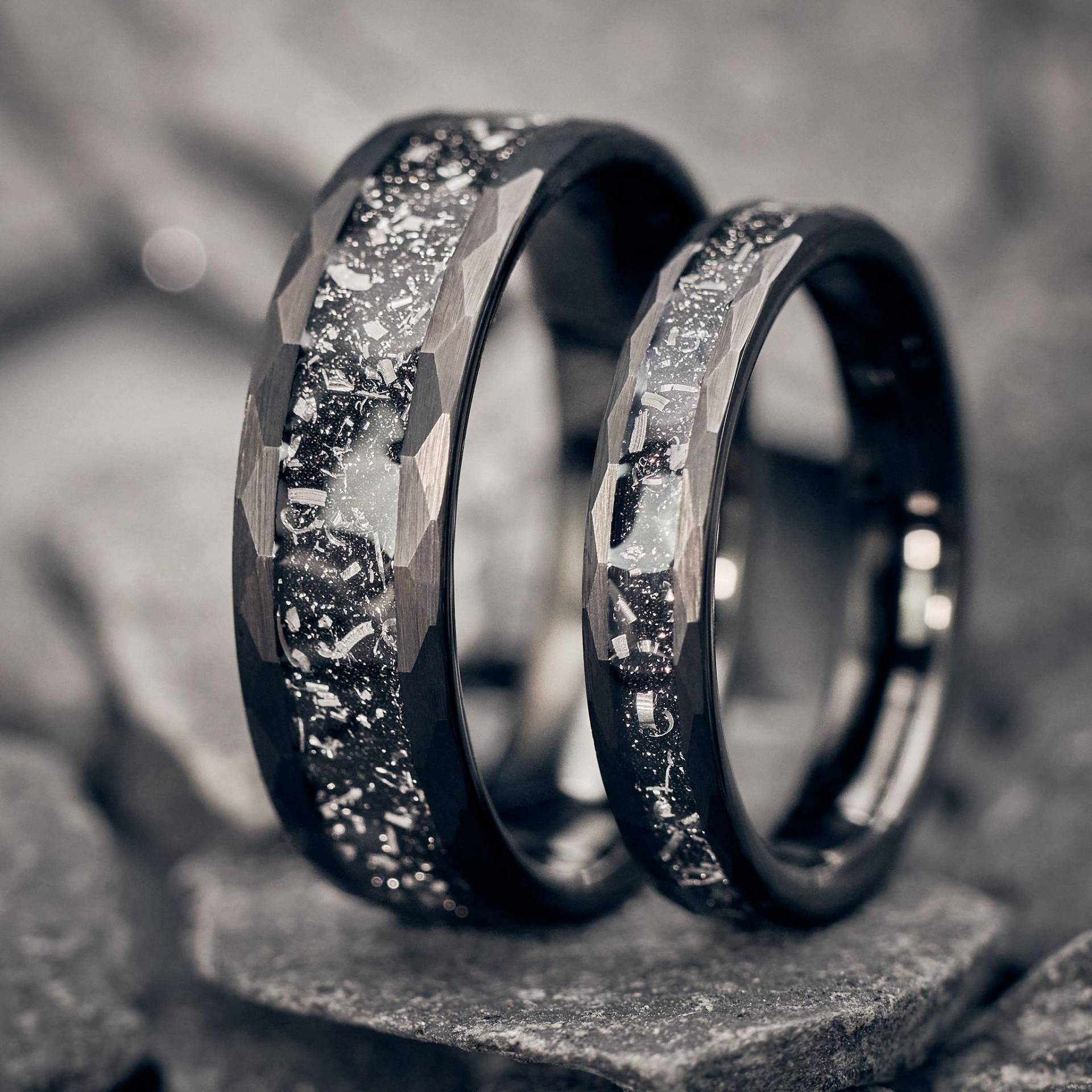 Partnerring-Set Schwarzer Wolframring 4 Mm + 7 Handgefertigt Statement-Ringe, Trauringe, Eheringe, Verlobungsringe Einzigartig Set von fablano