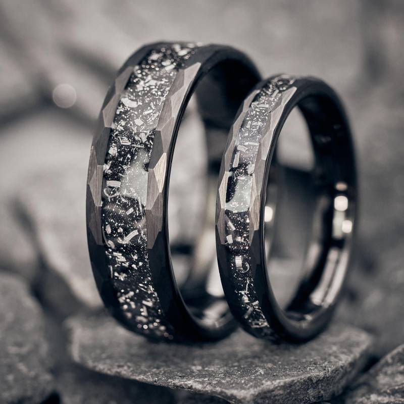 Partnerring-Set Schwarzer Wolframring 4 Mm + 7 Handgefertigt Statement-Ringe, Trauringe, Eheringe, Verlobungsringe Einzigartig Set von fablano