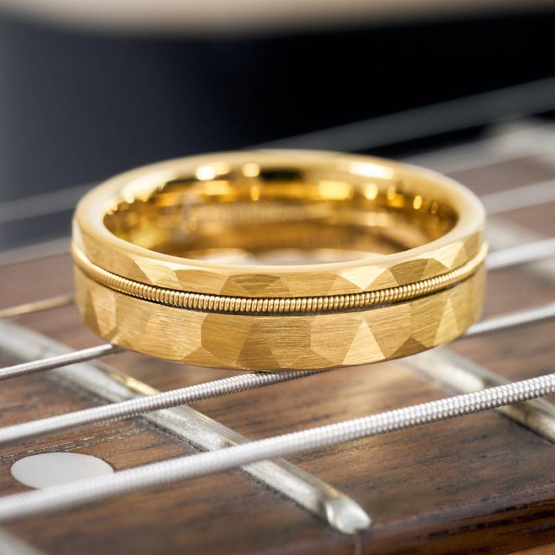 Ring Herren & Damen - Gold Mit Echter Gitarrensaite Musikerring Unikat Verlobungsring Stilvoller Für Frauen Und Männer Ring Herren & Damen - Gold Mit Echter Gitarrensaite Musikerring Unikat Verlobungsring Stilvoller Für Frauen Und Männer von fablano