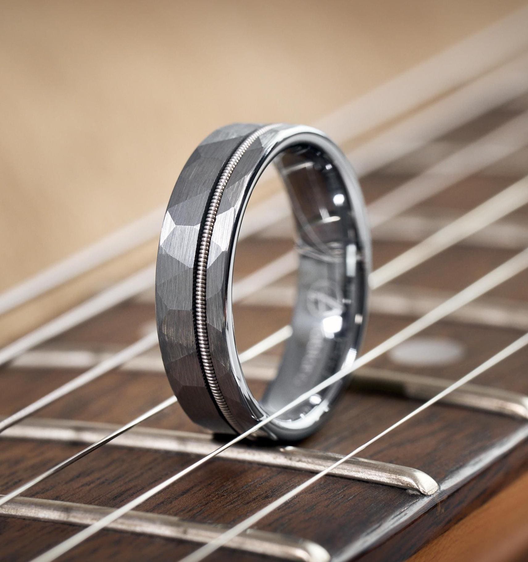 Ring Herren & Damen - Silber Mit Echter Gitarrensaite Musikerring Ehering Verlobungsring Stilvolle Ringe Für Frauen Und Männer Ring Herren & Damen - Silber Mit Echter Gitarrensaite Musikerring Ehering Verlobungsring Stilvolle Ringe Für Frauen Und Männer von fablano