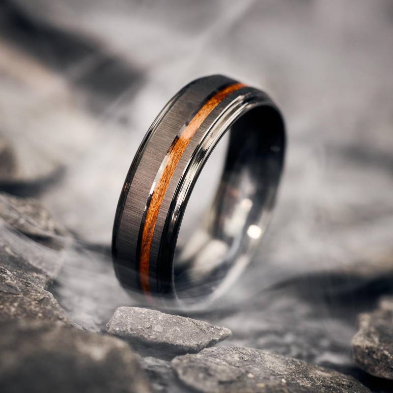 Schwarzer Holzring Für Herren & Damen Holz Und Wolfram 7 Mm Breites Unikat Statement-Ring, Trauring, Partnerring, Ehering, Geschenk Schwarzer Holzring Für Herren & Damen Holz Und Wolfram 7 Mm Breites Unikat Statement-Ring, Trauring, Partnerring, Ehering, Geschenk von fablano
