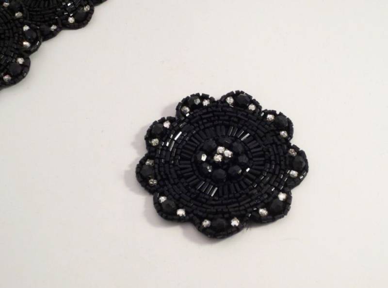 Runde Schwarz Und Strass Perlen Applikation -One Piece von fabricsandtrimmings