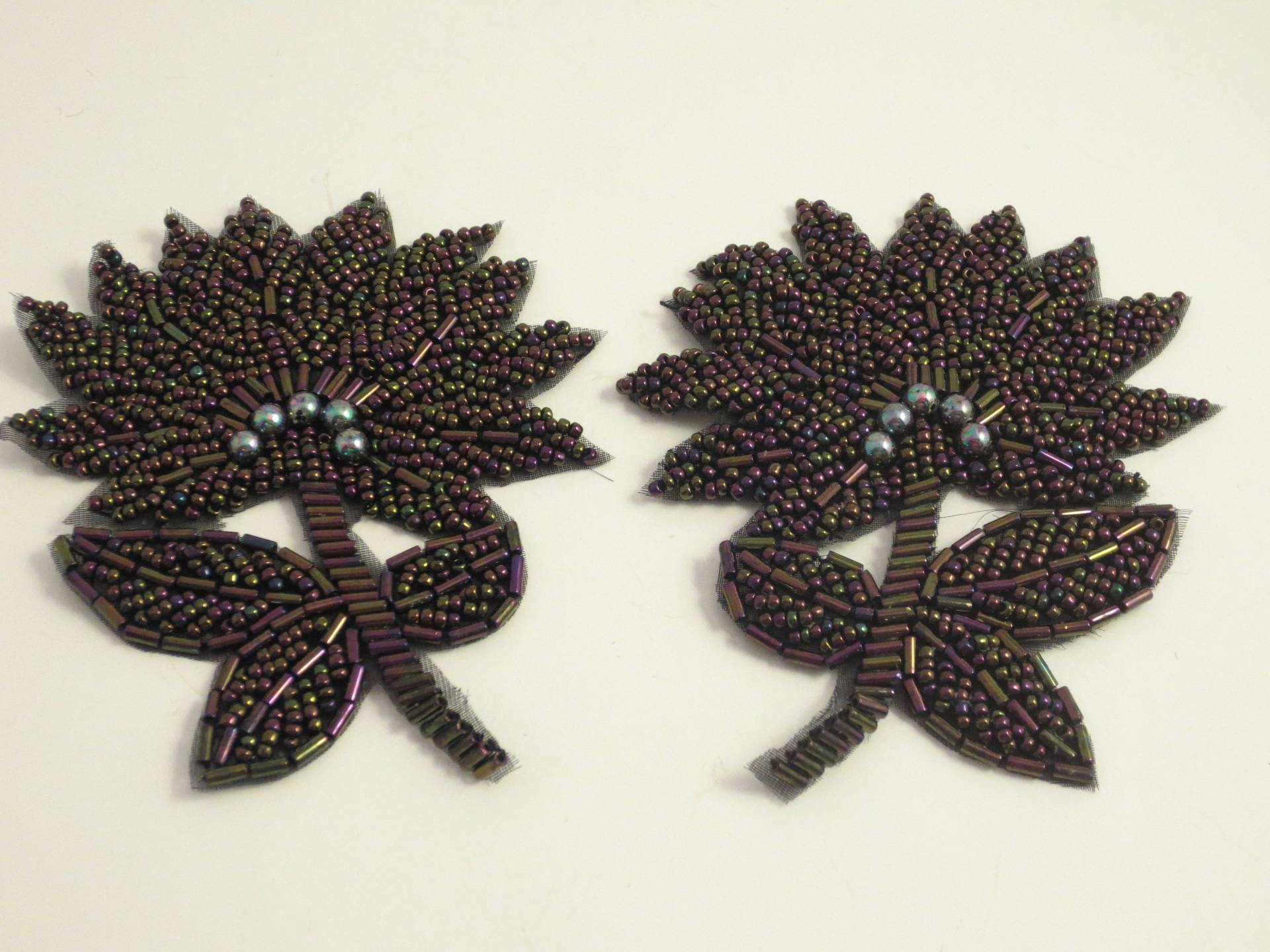 Wunderschöne Irisierende Burgunder Allover Perlen Applikationen Mit Grauen By The Pair von fabricsandtrimmings