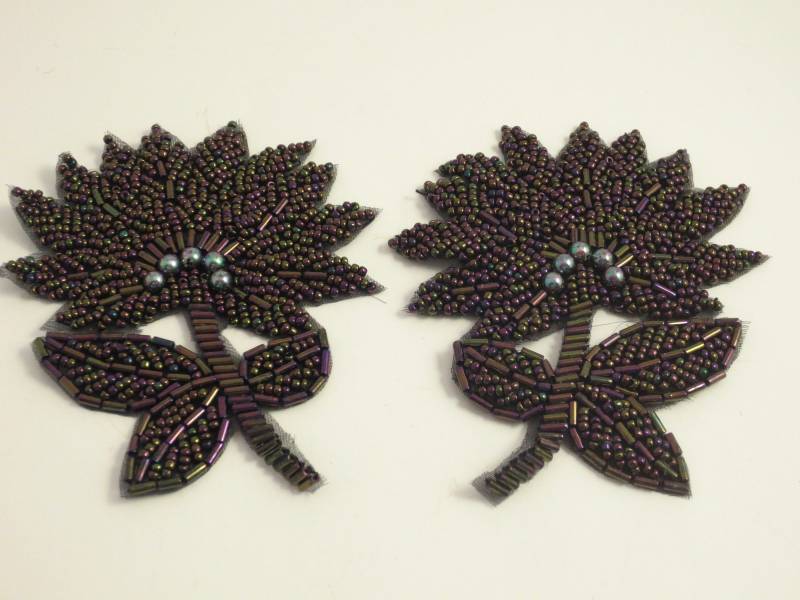 Wunderschöne Irisierende Burgunder Allover Perlen Applikationen Mit Grauen By The Pair von fabricsandtrimmings