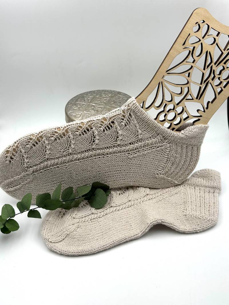 Handgestrickte Wollsocken/Sneakersocken Aus Baumwollewolle Gr.38, Beige Mit Lochmuster von fadenschaetze