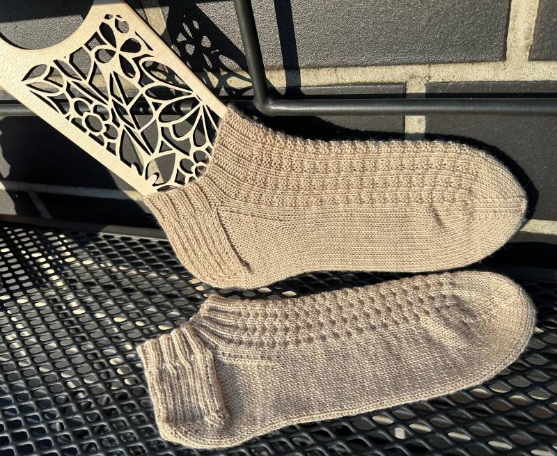 Handgestrickte Wollsocken/Sneakersocken Gr. 39/40 von fadenschaetze