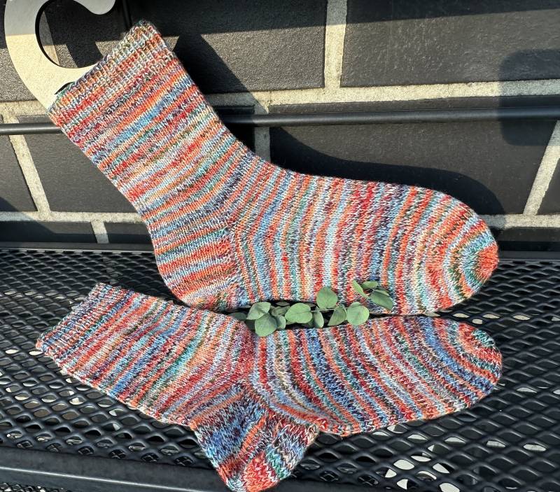 Handgestrickte Wollsocken Aus Baumwolle Handgestrickte Wollsocken Aus Baumwolle von fadenschaetze