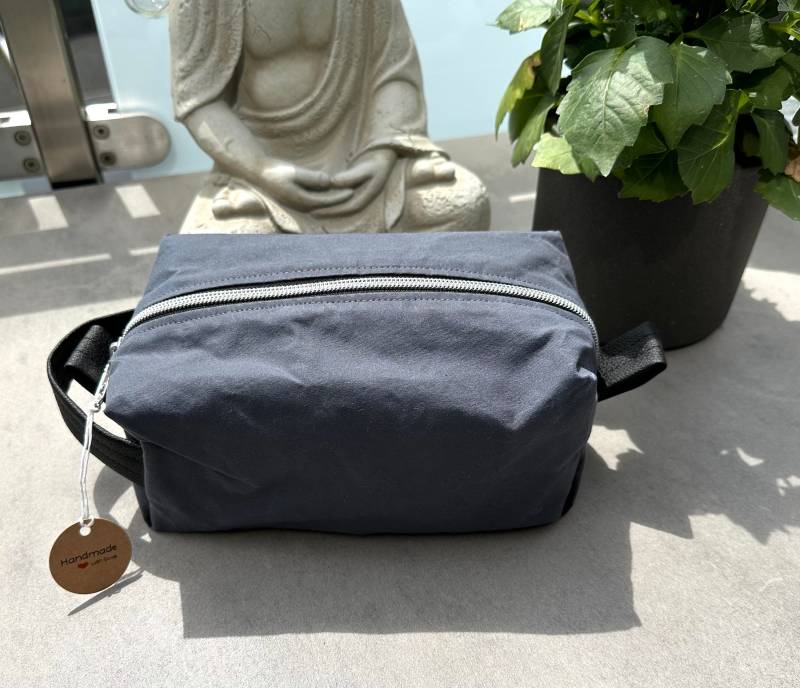 Kosmetiktasche/Boxibaggrau-Schwarz, Herren Kosmetiktasche/Boxibaggrau-Schwarz, Herren von fadenschaetze