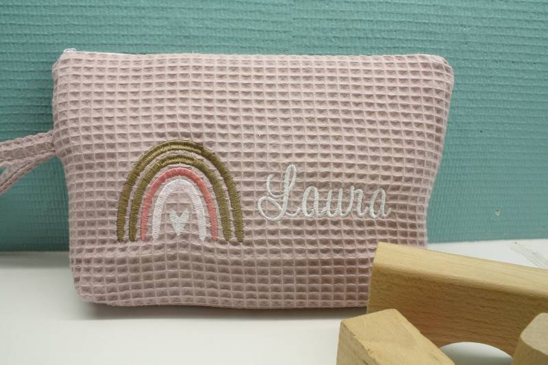 Kulturbeutel Regenbogen Personalisiert Mit Namen Rosa-Braun Kulturbeutel Regenbogen Personalisiert Mit Namen Rosa-Braun von fadentaenzerin
