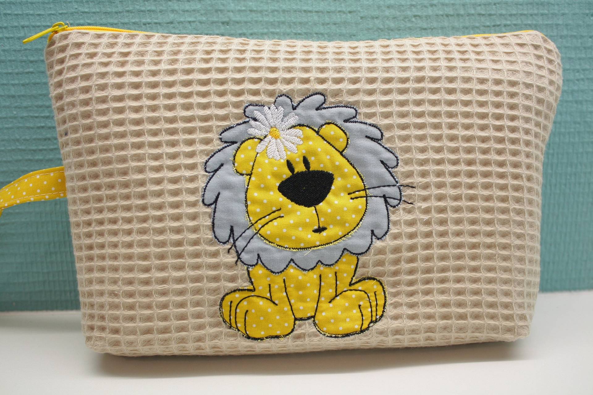 Windeltasche Löwe Mit Wunschnamen, Kulturbeutel Windeltasche Löwe Mit Wunschnamen, Kulturbeutel von fadentaenzerin