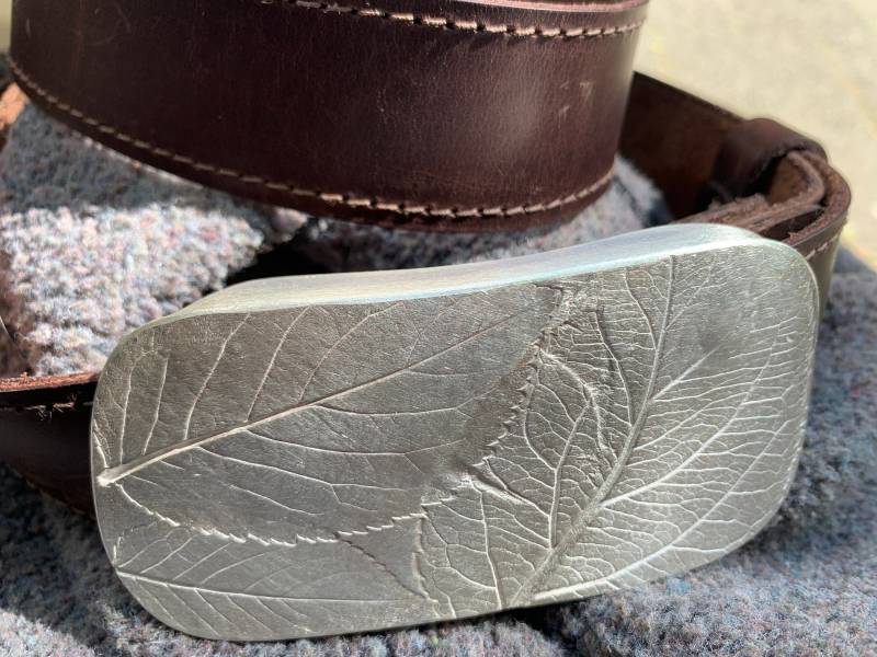 Handgefertigte Gürtelschnalle Austauschbar 935 Silber Massiv Recyclingsilber Gürtelschließe Wechselschließe Unikat Blatt Prägung Buche von fairfaktur