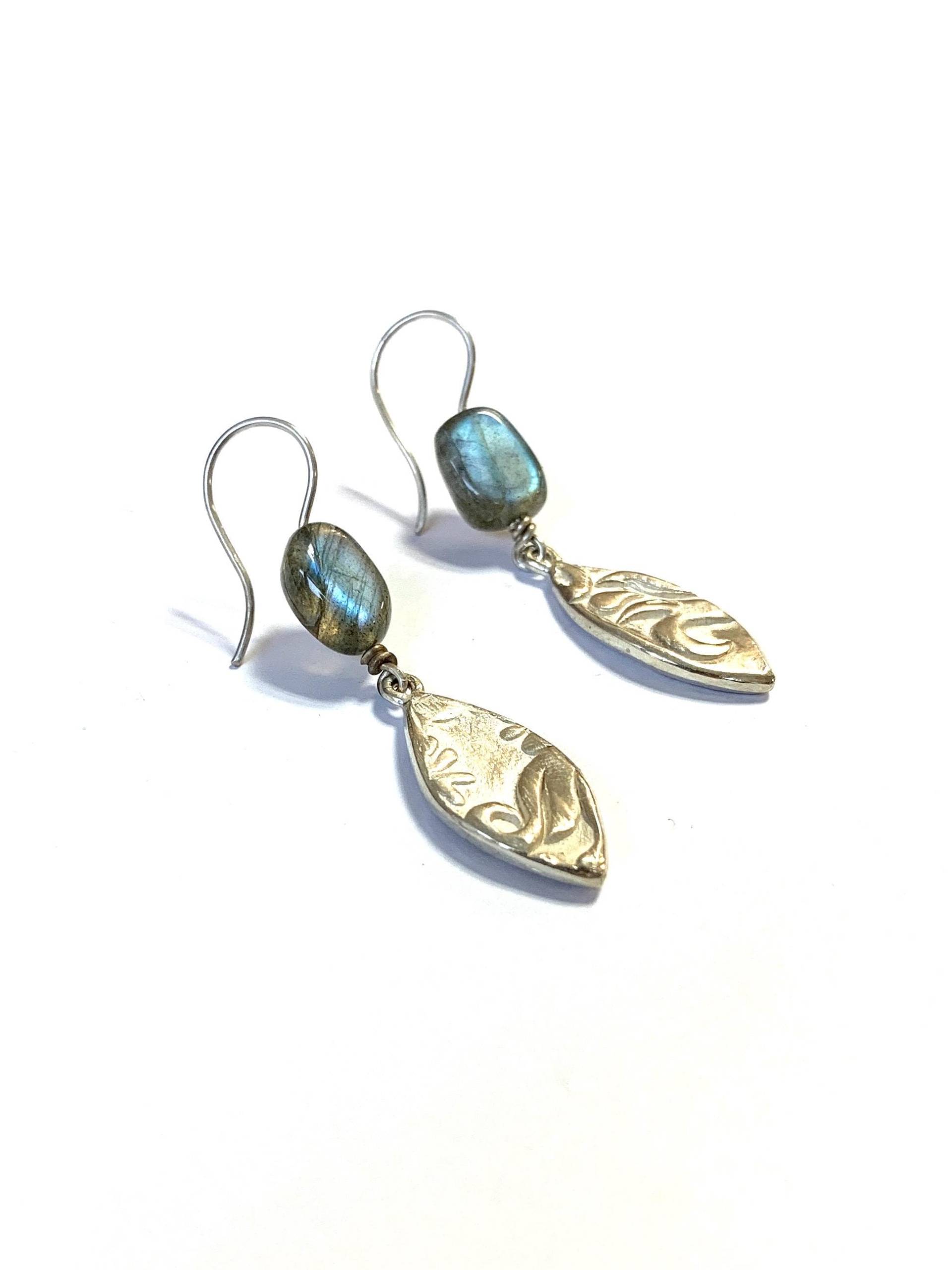 Handgefertigte Ohrhänger Labradorit 925/ Silber Massiv Sterlingsilber Aus Recyclingsilber Florales Muster Handgefertigte Ohrhänger Labradorit 925/ Silber Massiv Sterlingsilber Aus Recyclingsilber Florales Muster von fairfaktur